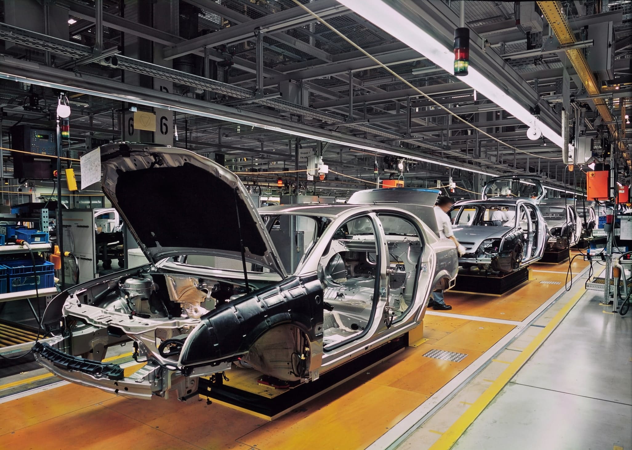 Custom Machined Parts for the EV Industry Các bộ phận gia công tùy chỉnh cho ngành công nghiệp xe điện