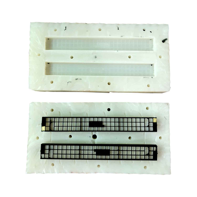 M&ocirc; h&igrave;nh 3D chất lượng của cabin xe nhỏ với kh&ocirc;ng gian cửa sổ ph&iacute;a trước v&agrave; b&ecirc;n h&ocirc;ng mở. Cấu tr&uacute;c h&igrave;nh chữ nhật, m&agrave;u xanh l&aacute; c&acirc;y c&oacute; m&aacute;i dốc, c&aacute;c tấm g&oacute;c cạnh v&agrave; c&aacute;c vết l&otilde;m ở đ&egrave;n pha ở mặt trước. Bằng c&aacute;ch sử dụng khu&ocirc;n ch&acirc;n kh&ocirc;ng bằng nhựa t&ugrave;y chỉnh, cabin tiết kiệm chi ph&iacute; n&agrave;y được thiết kế cho một chiếc xe tiện &iacute;ch nhỏ gọn